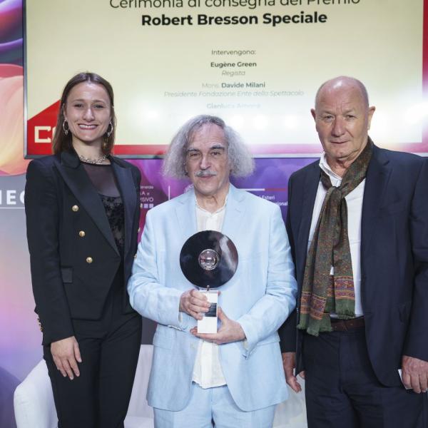 Pianegonda consegna il Premio Bresson 2024 al regista Eugène Green al Festival del Cinema di Cannes